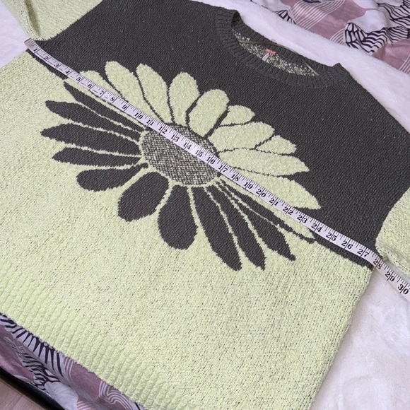 Free People in Bloom Sweater Size Medium - Picture 6 of 8